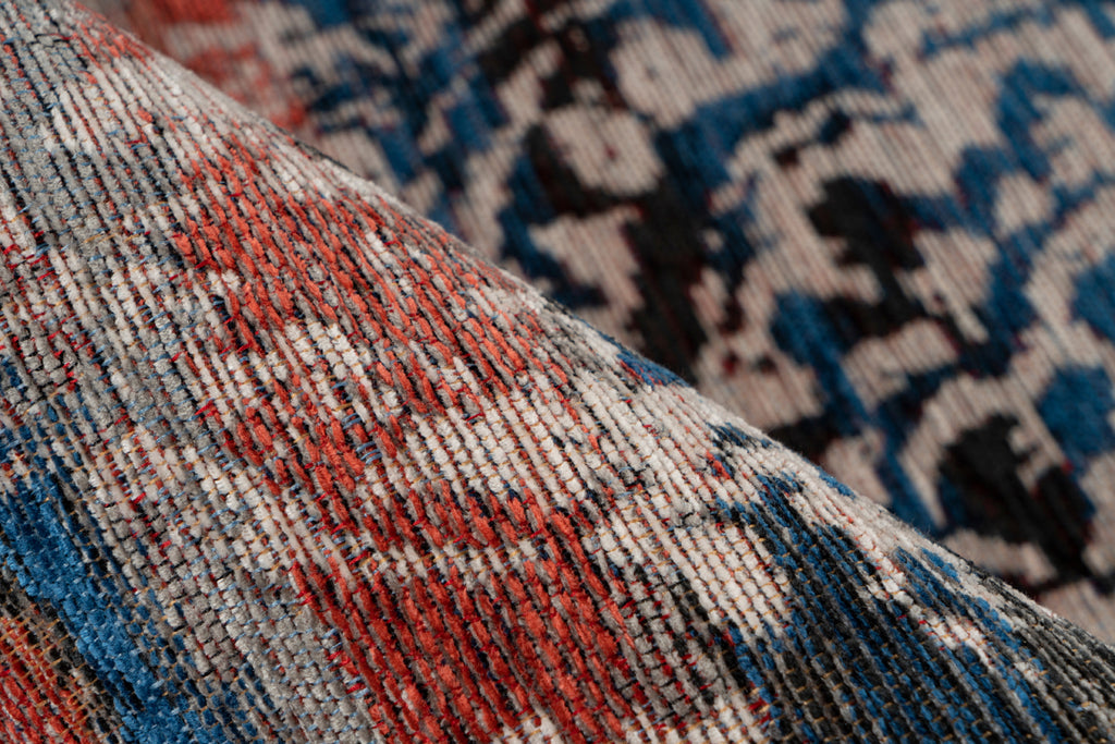Nah Aufnahme eines rechteckigen Teppiche in Multi / Rot Farbe mit  orientalischen Mustern bedeckt den Boden eines Praxis.