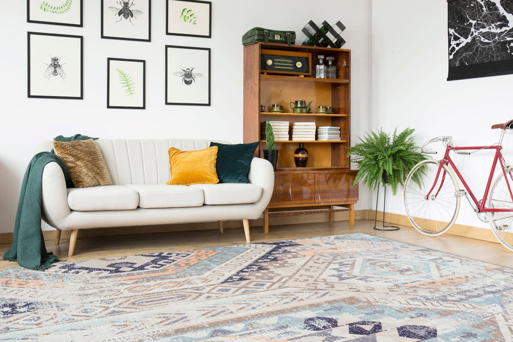 Rechteckiger Teppich in Multi / Blau Farbe liegt in einem Wohnzimmer.